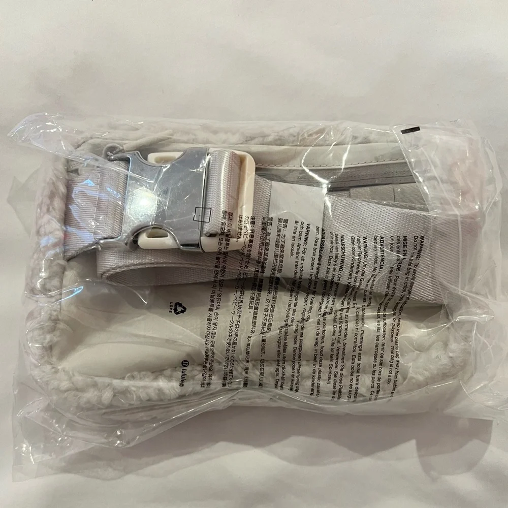 LULULEMON NEW YEAR EVERYWHERE BELT
BAG 1L *FLEECE - Picture 6 of 6